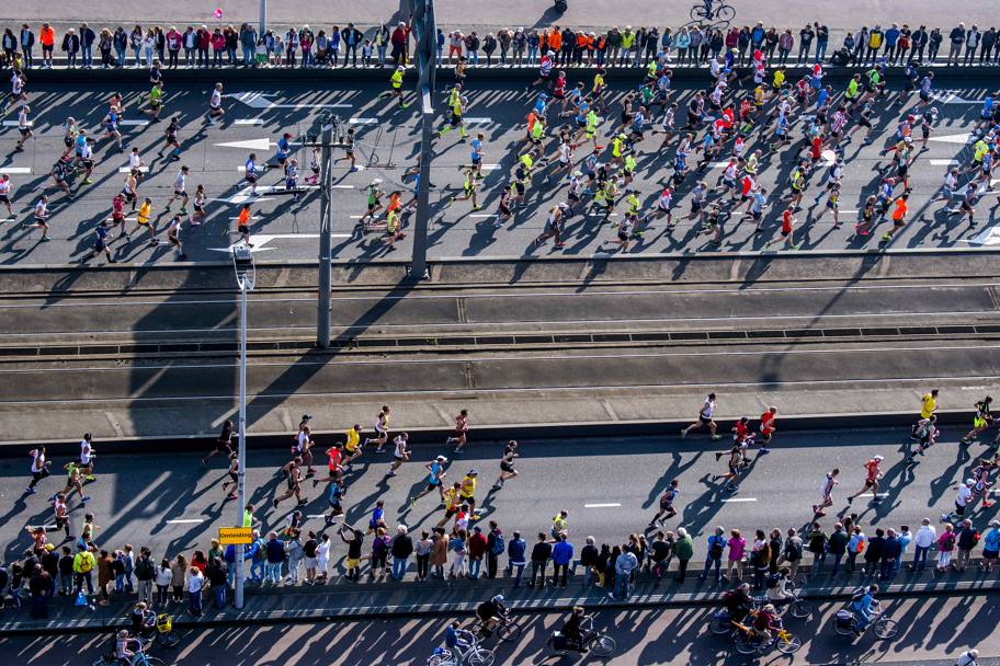 Alcune spettacolari foto aeree della maratona di Rotterdam (Ola), vinta dal keniano Kimutai in 2h06&#39;04
